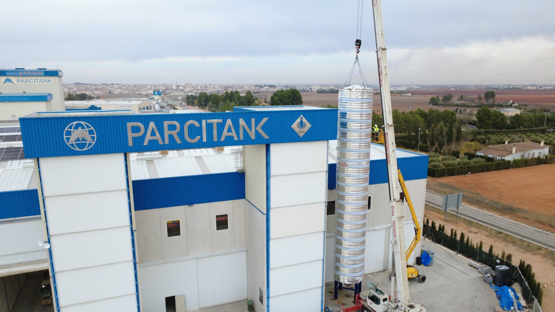 Lifting a 24-metre industrial tank: engineering, precision and safety |PARCITANK, S.A.|