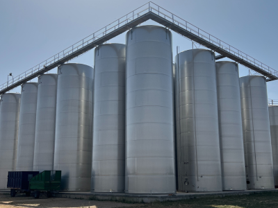 Terminada la instalación de depósitos de almacenamiento de vino en una bodega manchega